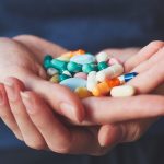 Quand les médicaments du quotidien deviennent dangereux : comprendre les risques et éviter les pièges