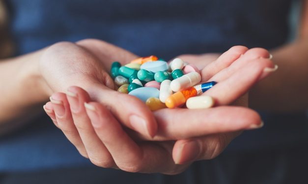 Quand les médicaments du quotidien deviennent dangereux : comprendre les risques et éviter les pièges