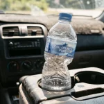 Peut-on boire une bouteille d’eau restée dans la voiture au soleil ?